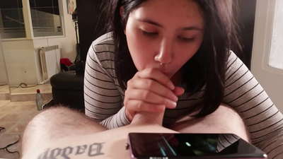 Dema ku ew li Disney temaşe dike, ez ji xwişka xwe re mat dikim [Cum]